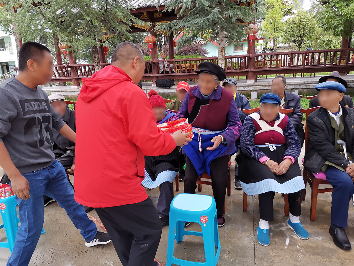 慰問福利院、聾啞學校